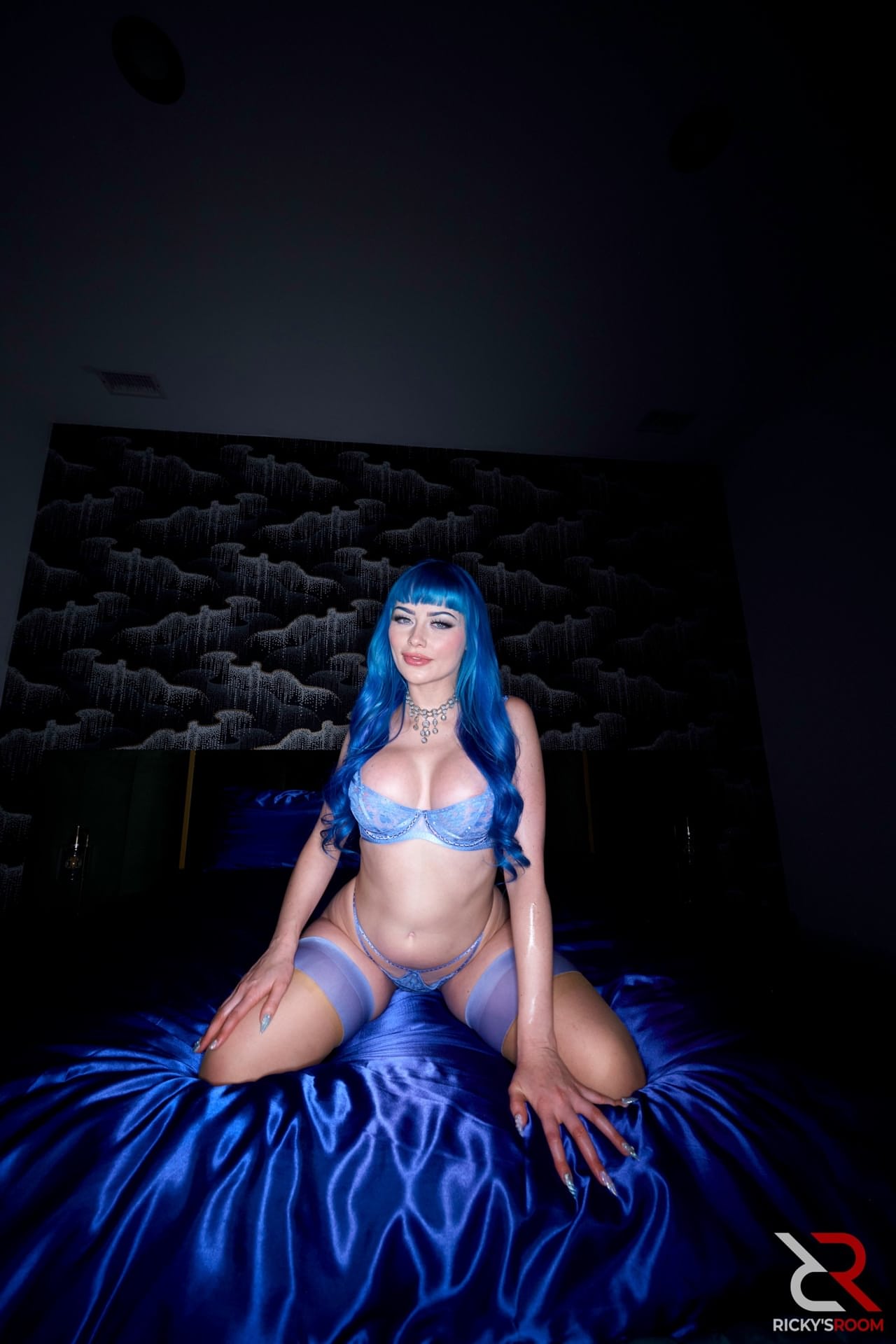 曲线玲珑的美女 Jewelz Blu 穿着性感内衣和高跟鞋展示她的大屁股
