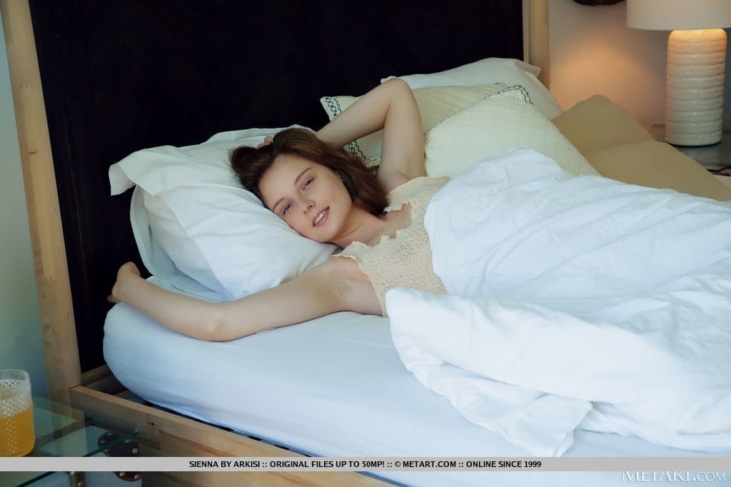年轻的红发西耶娜醒来之前显示她的秃头猫在她的床上