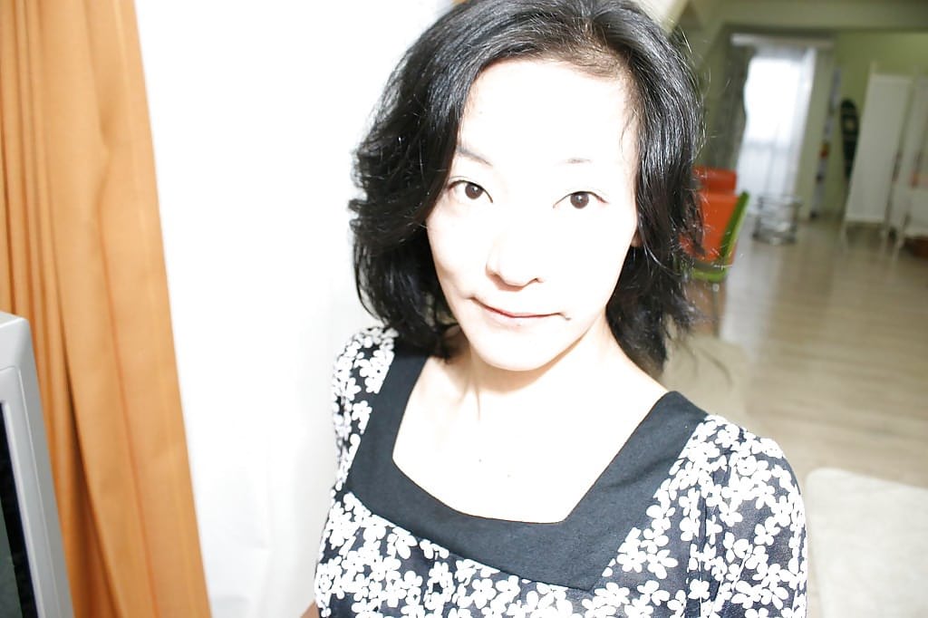 顽皮的亚洲 MILF 佐久间绫脱衣露穴