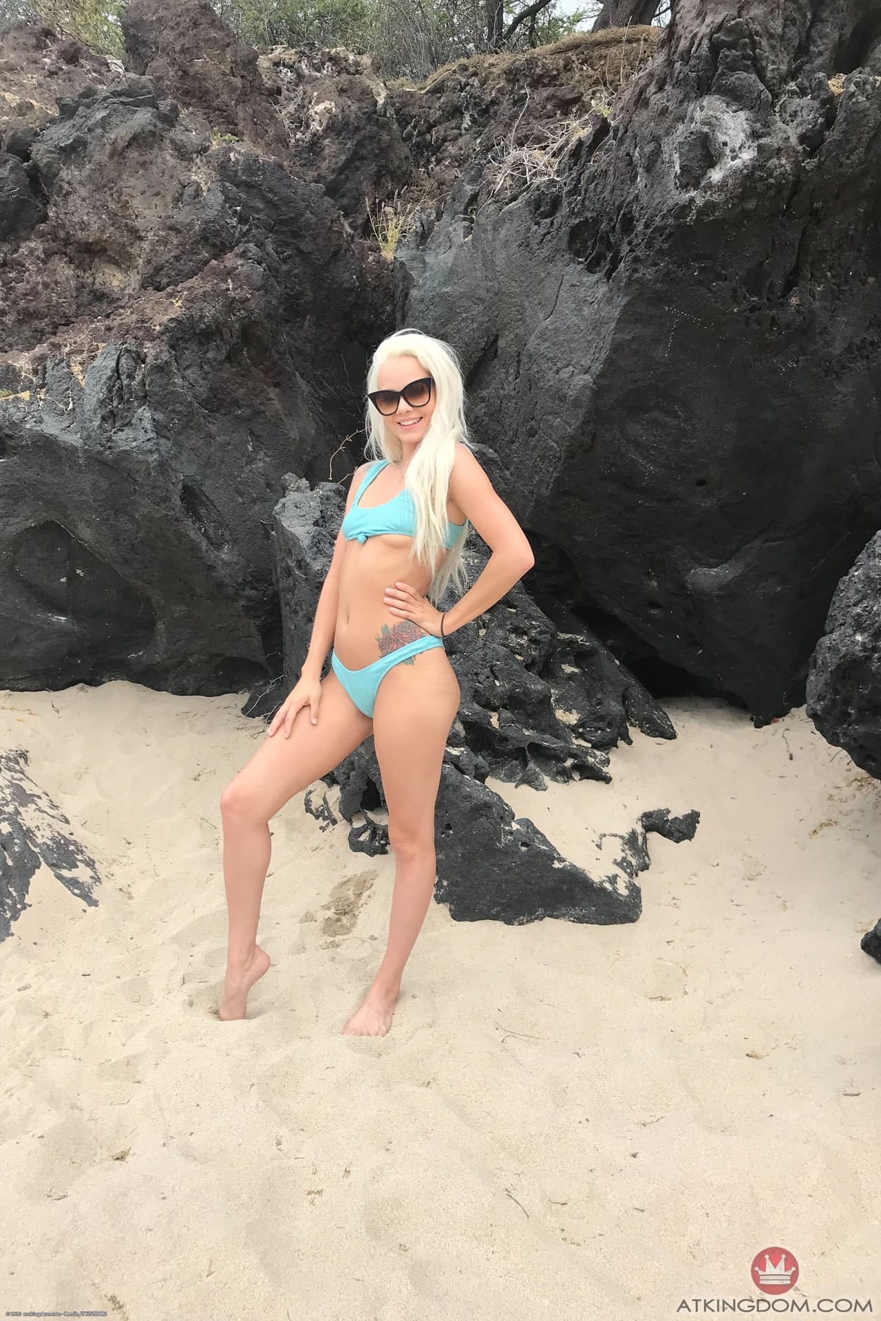 苗条少女 Elsa Jean 在不同地点展示她的阴道和性感的屁股
