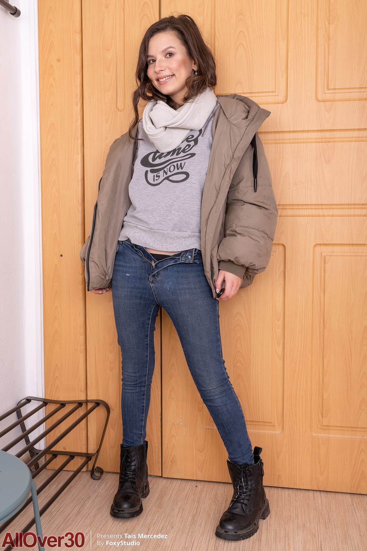 可爱的业余 MILF Tais Mercedez 脱光衣服，炫耀她毛茸茸的阴部