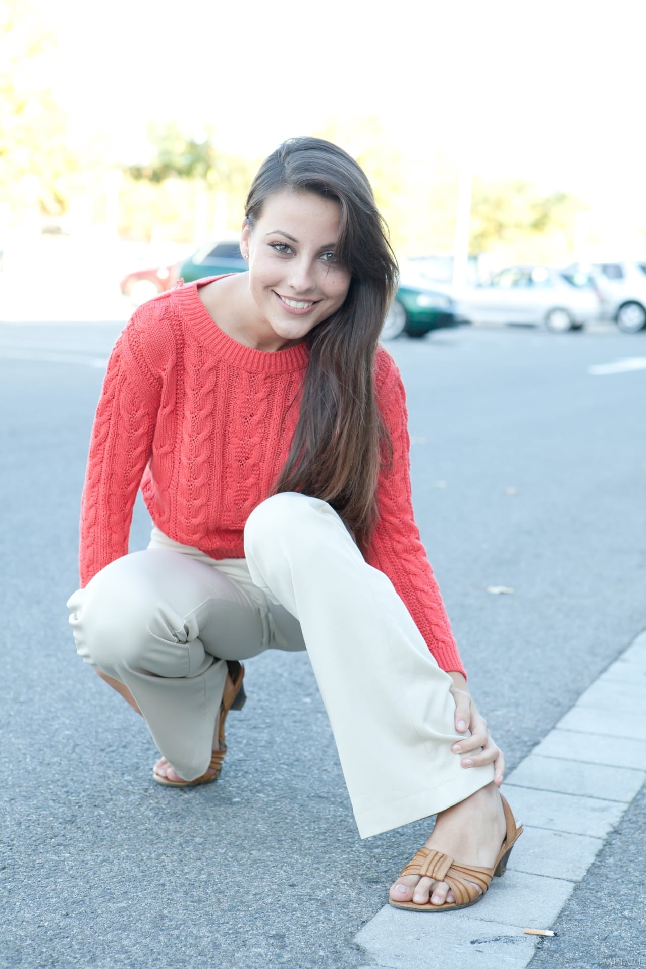 美丽少女 Lorena B 炫耀她的小乳房和修剪整齐的美味阴部
