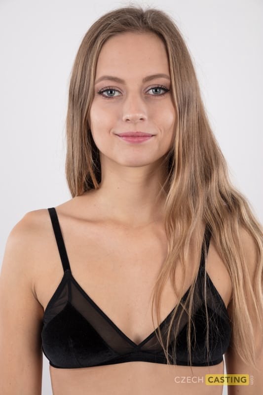 高挑少女 Eliska 在首次担任裸体模特时全裸站立