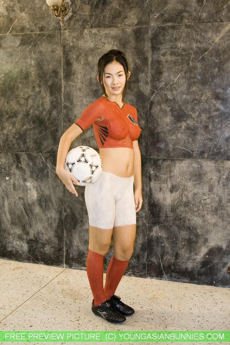 亚洲年轻女孩裸体涂抹人体彩绘，胸大无脑