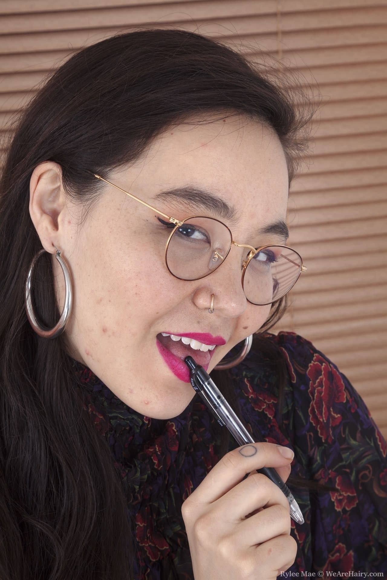 黑发Rylee Mae传播她的腿宽，以显示她的毛茸茸的小猫在丝袜