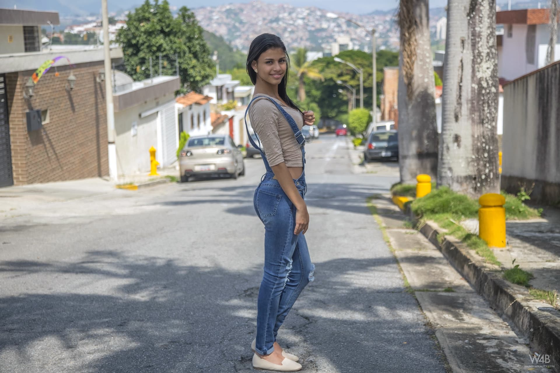 拉丁甜美少女 Denisse Gomez 穿着牛仔裤展示迷人身材
