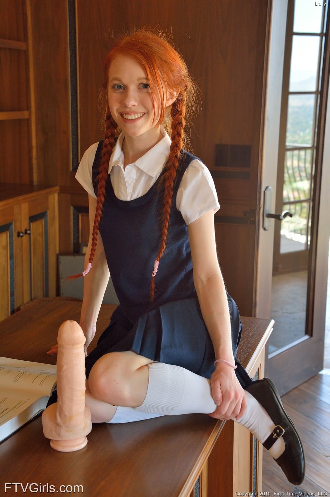 生姜女学生多莉将巨大的假鸡巴和本-瓦的睾丸插入自己的阴道