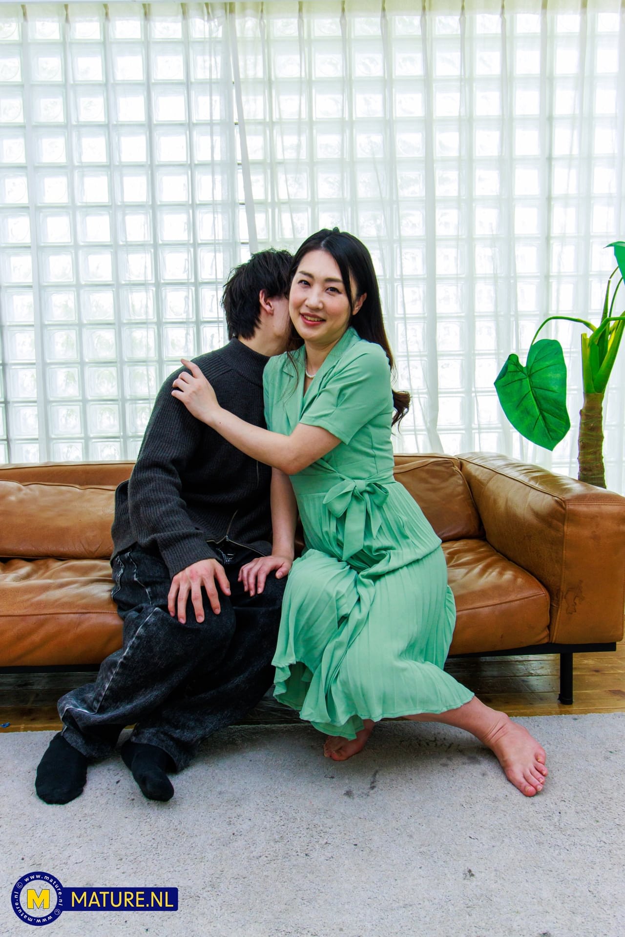 日本 MILF 夫妇 Megumi Satuki 与年轻陌生人一起给她的男人戴绿帽子