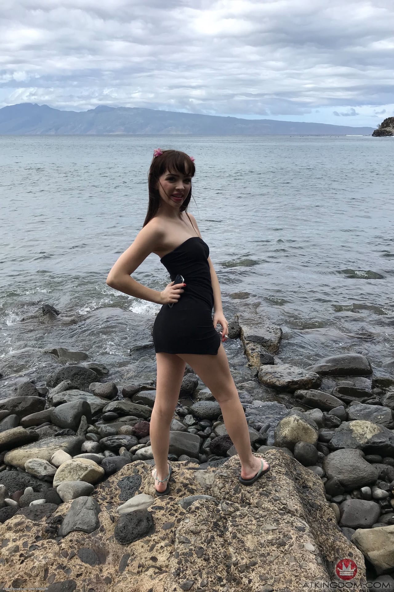 娇小的贝贝Aliya Brynn条全裸&显示她的邀请猫接近