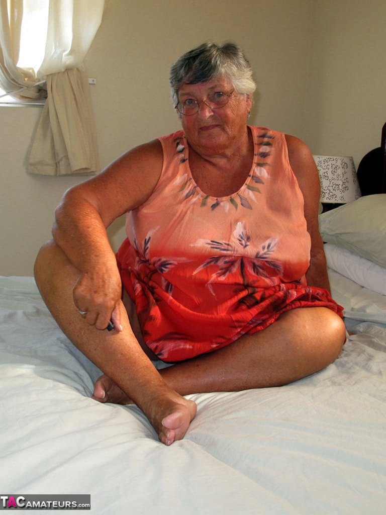 胖胖的老奶奶 Libby 一边舔着自己的大乳头，一边裸露着身体做特写镜头