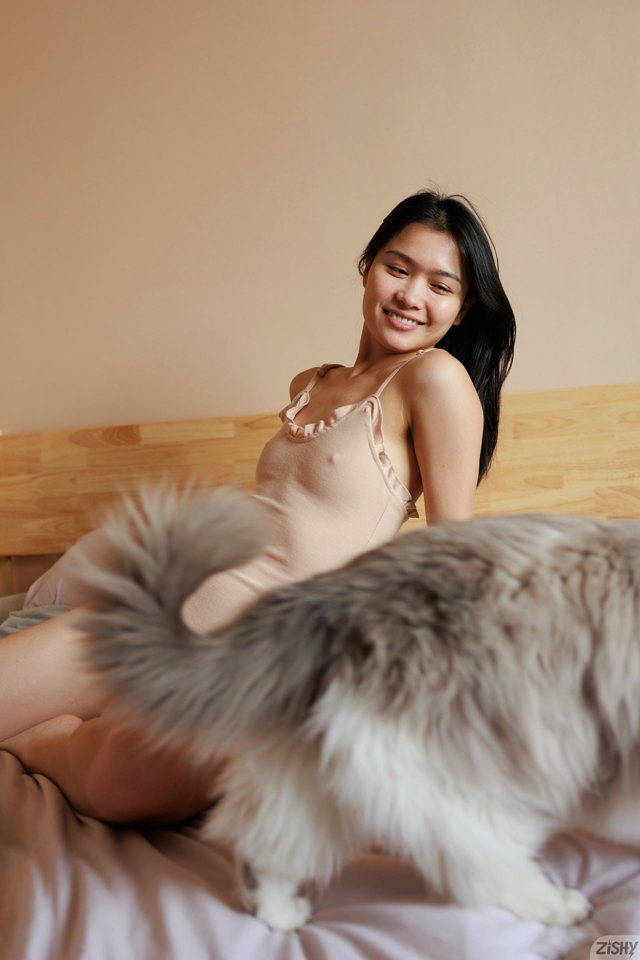 业余黑发美女 Banana Li 独自摆出诱人姿势