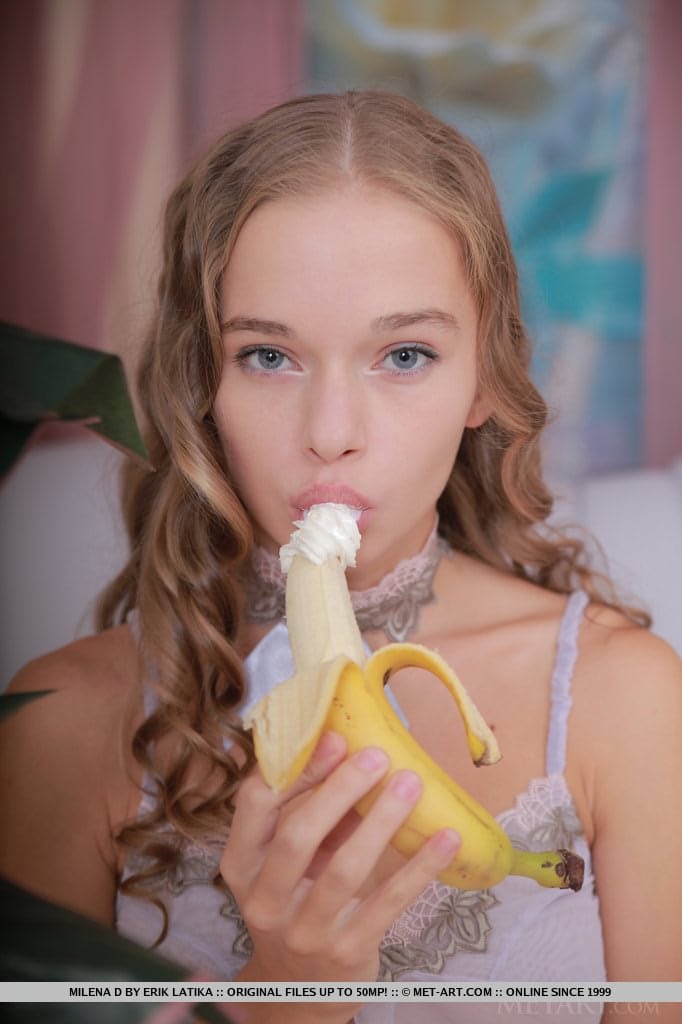 神奇的黑发小姑娘 Milena D 将一朵鲜花塞进她紧窄的小穴中
