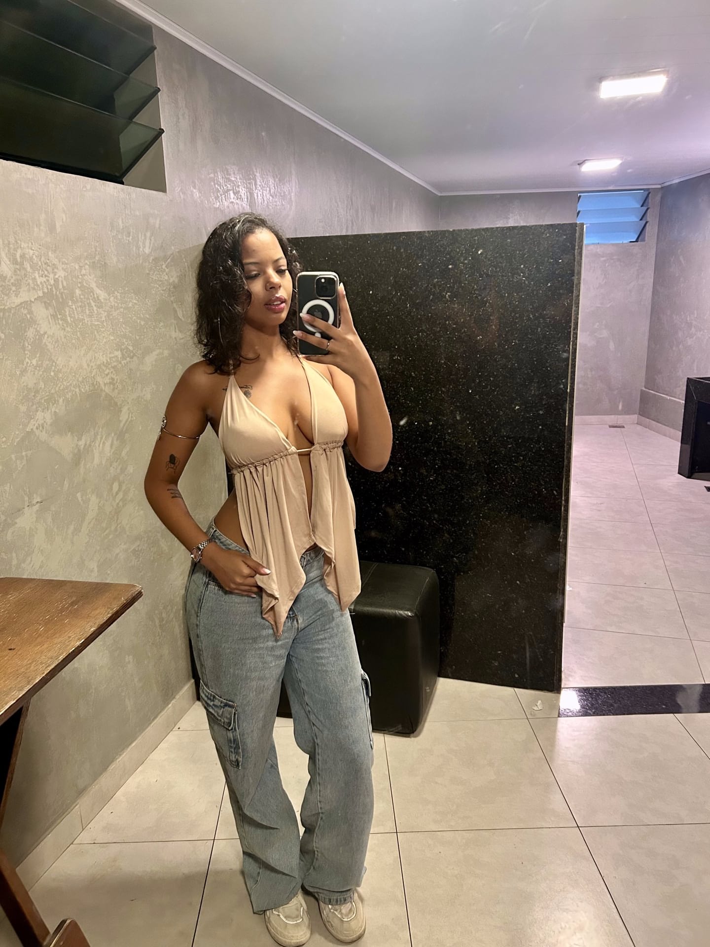 OnlyFans辣妹拉丁裔玛丽安娜（Marianaa）在一段合集视频中展示了她的深V领口和丰臀