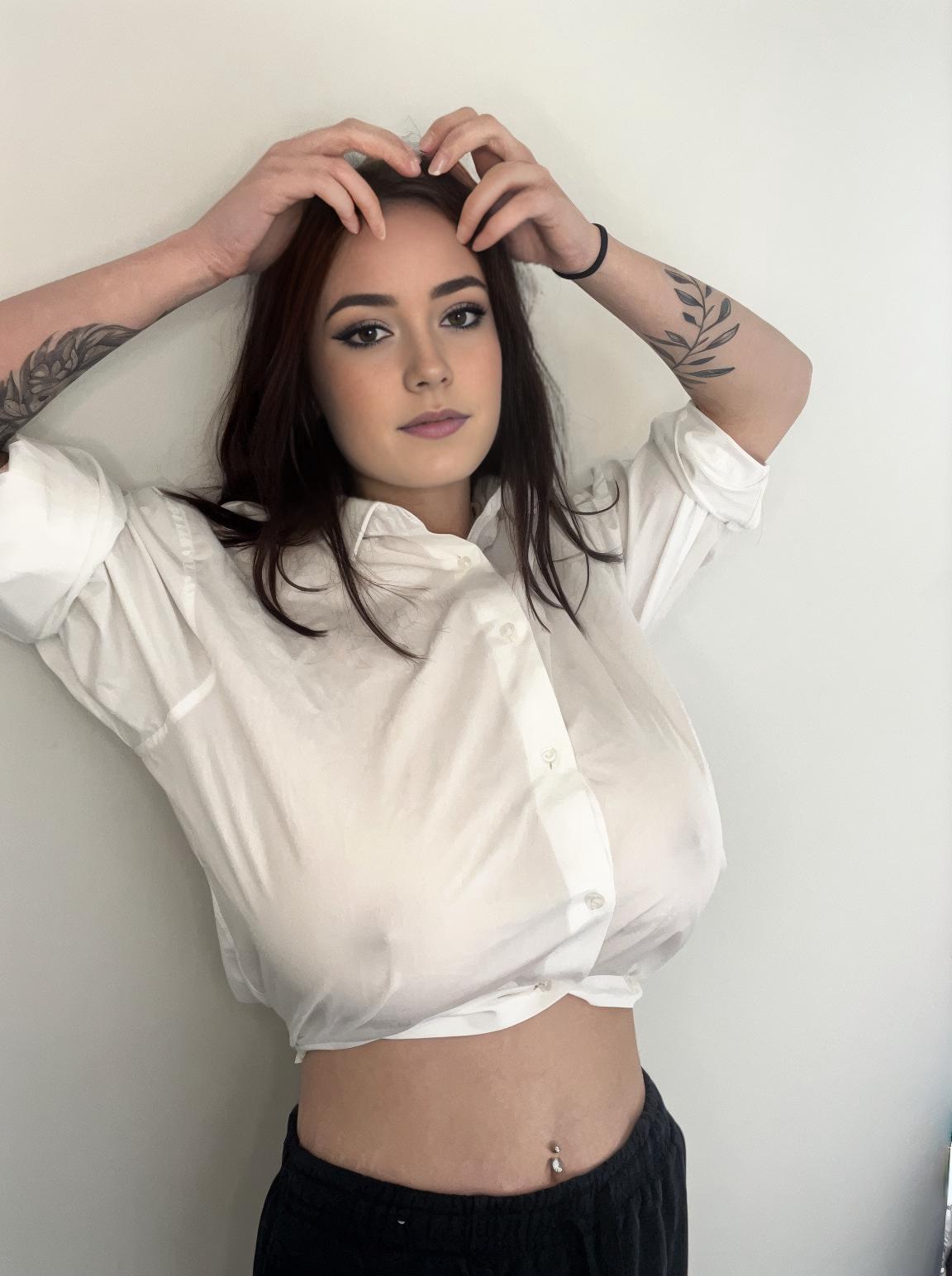 可爱的蓝眼睛巨乳少女布鲁克-米尔斯（Brooke Mills）穿着紧身衬衫摆出各种姿势