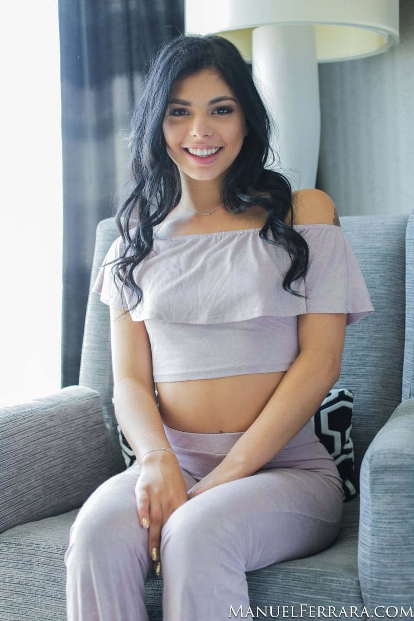 巴西少女吉娜-瓦伦蒂娜（Gina Valentina）将瑜伽裤套在战利品上赤身裸体