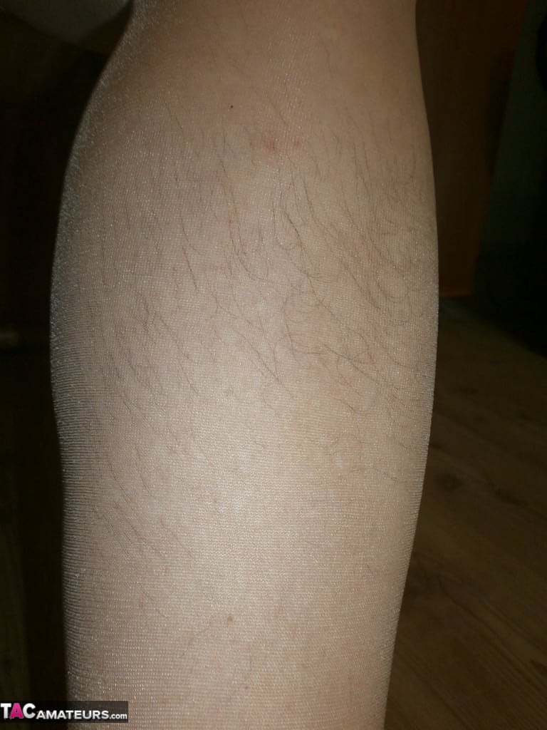 调皮的老奶奶 Caro 穿着热裤袜，在她成熟多毛的腿和阴部上玩耍
