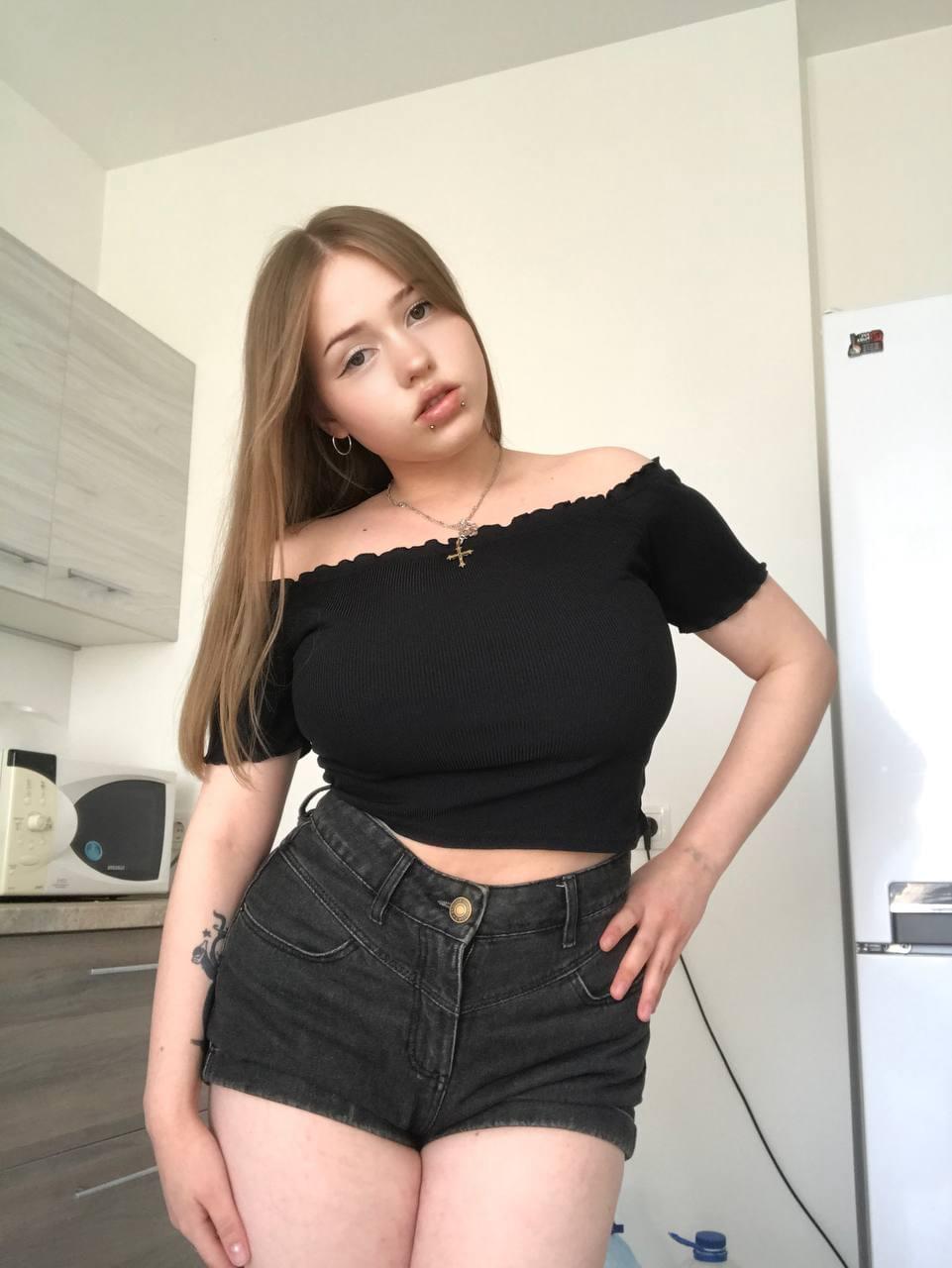美少女米娅-米尔克斯（Mia Milkers）在为魅力大片做模特时自拍