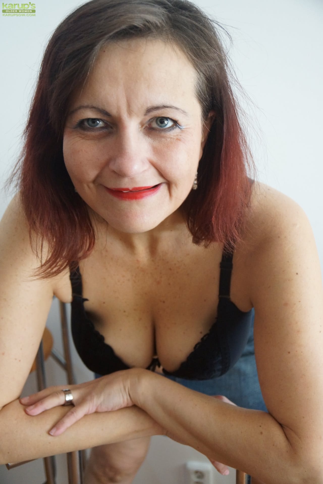 熟女红发 Justina Sindell 脱衣并抚摸自己毛茸茸的肥臀