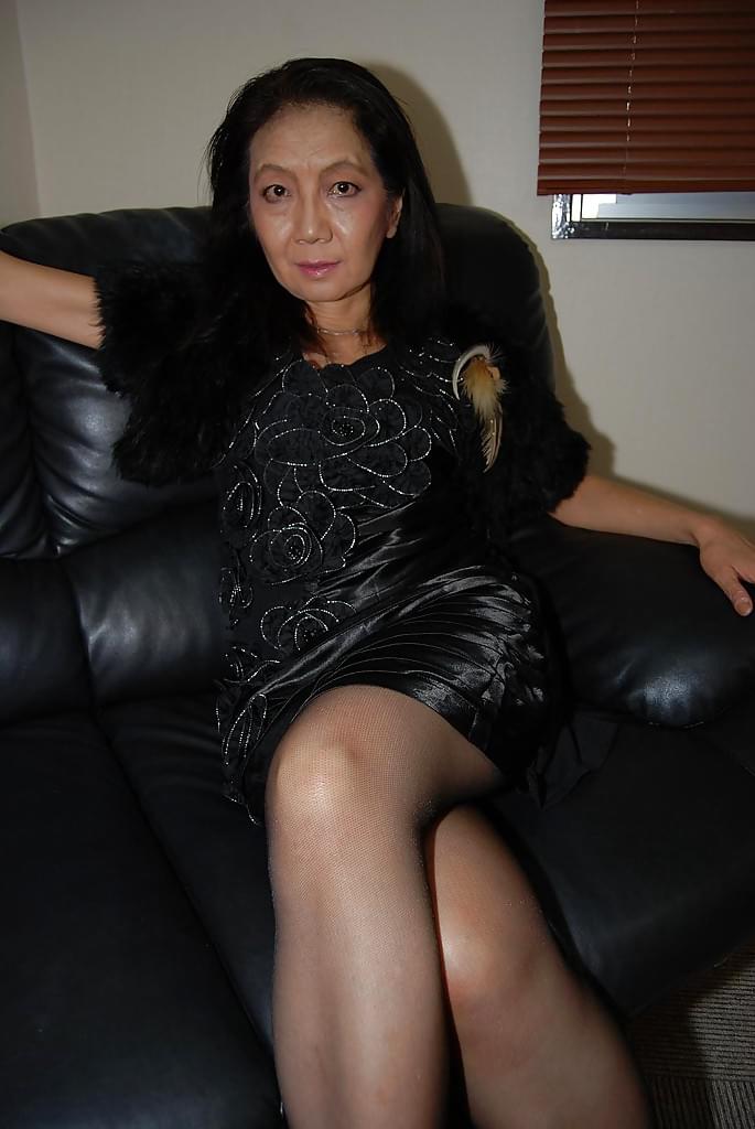 美丽的亚洲成熟的黑发节子脱衣服她甜美的身体