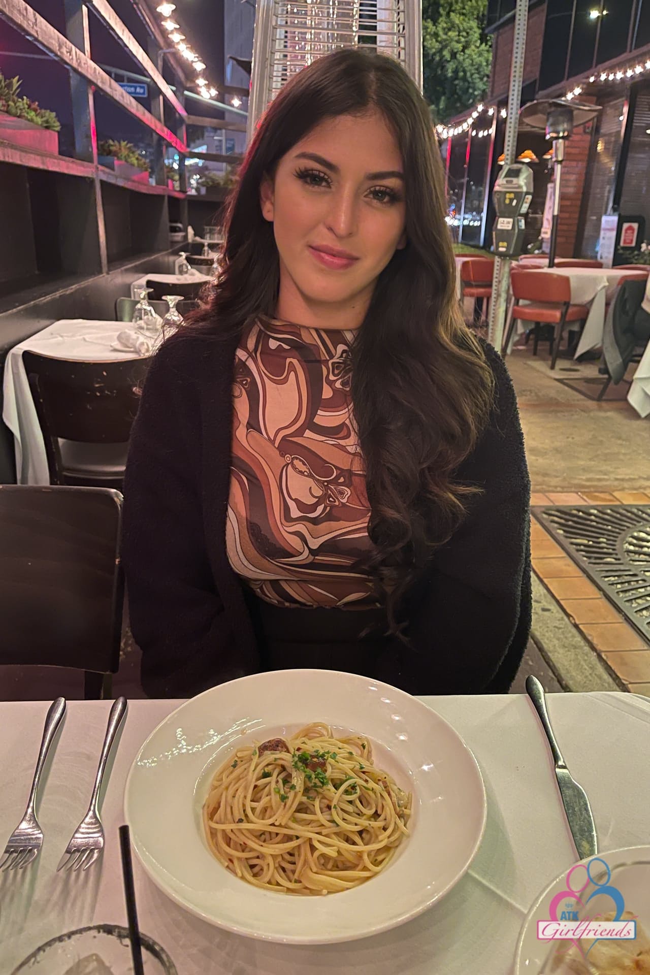 拉丁裔业余女友索菲亚-莱昂内（Sophia Leone）在床上大秀乳房和大屁股