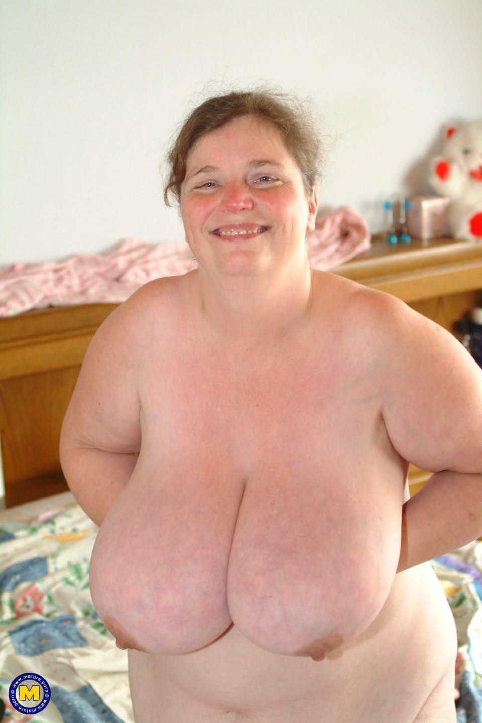 成熟 BBW Eefje 在卧室里亲吻并依偎着她巨大的乳房