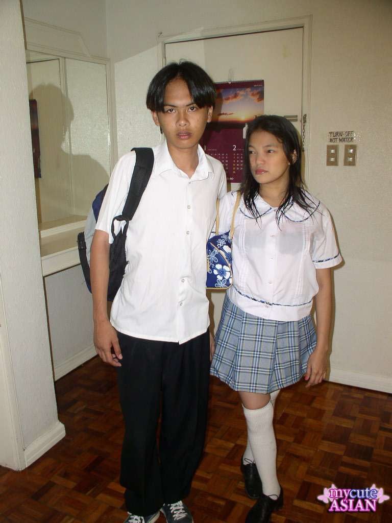 亚洲女学生下课后穿着白色过膝袜与男友做爱