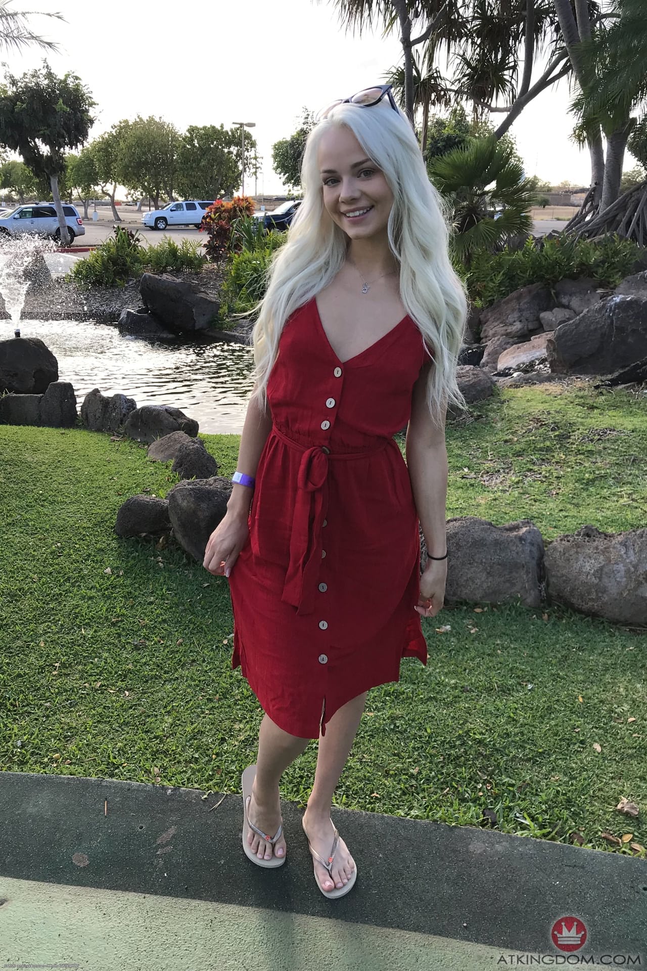 苗条少女 Elsa Jean 在不同地点展示她的阴道和性感的屁股