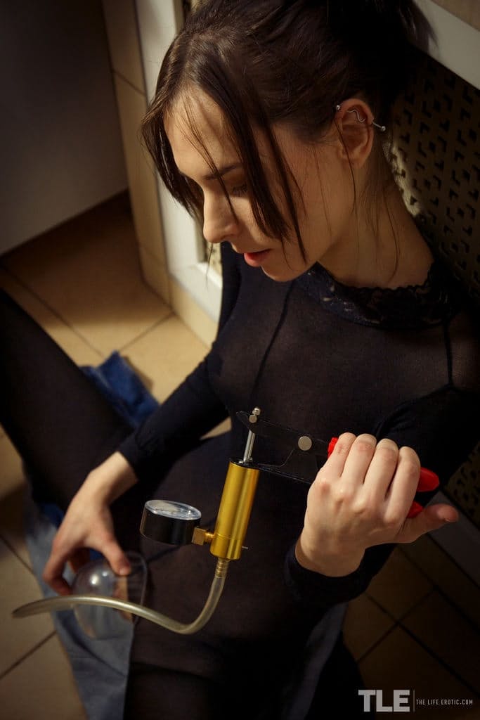 饥渴女孩 Poppy 穿着开裆连体袜抽插湿润的阴部
