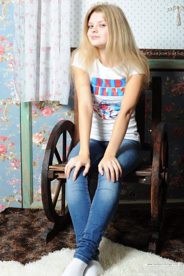 少女初体验者Kisa在椅子上脱光衣服后展示她紧致的阴部