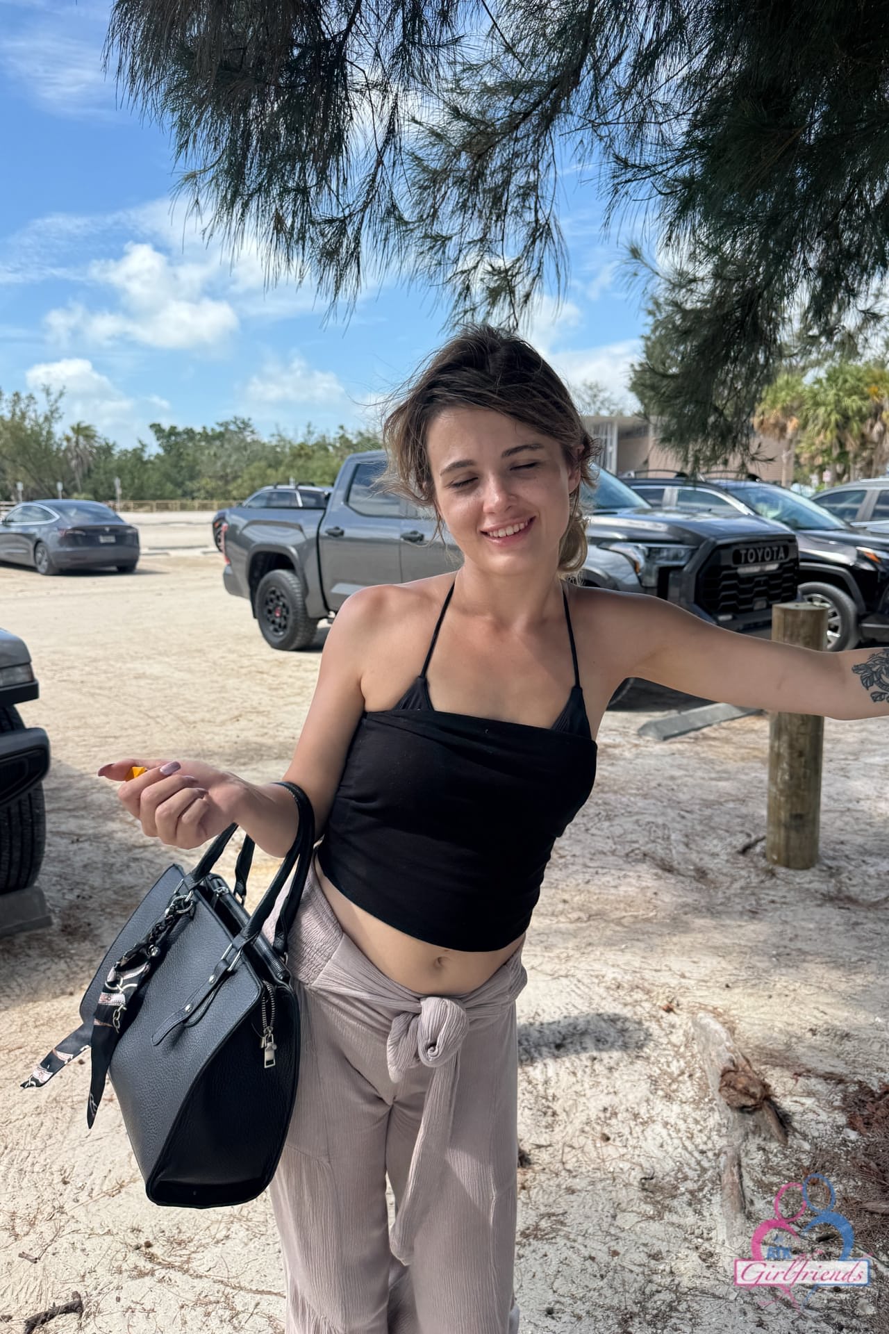 Amateur chick shows the soles of her feet during a solo adventure