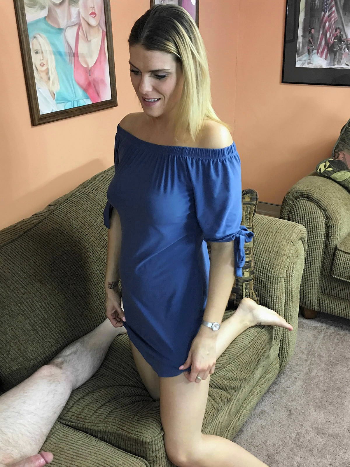 性感的业余的摩洛伊斯兰解放阵线Stevie Rae给头和doffs她的蓝色礼服