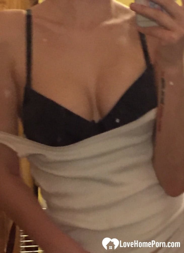 业余书呆子在性感自拍动作中挑逗她的屁股和漂亮的天然乳房