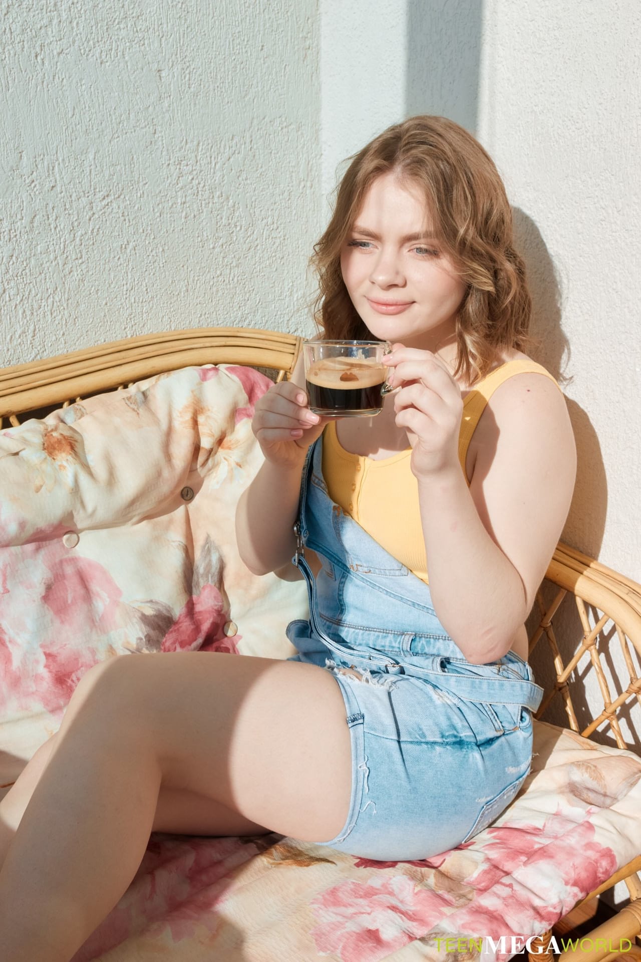 蓝眼睛少女 Lesya Milk 在屁股被肏之前口交