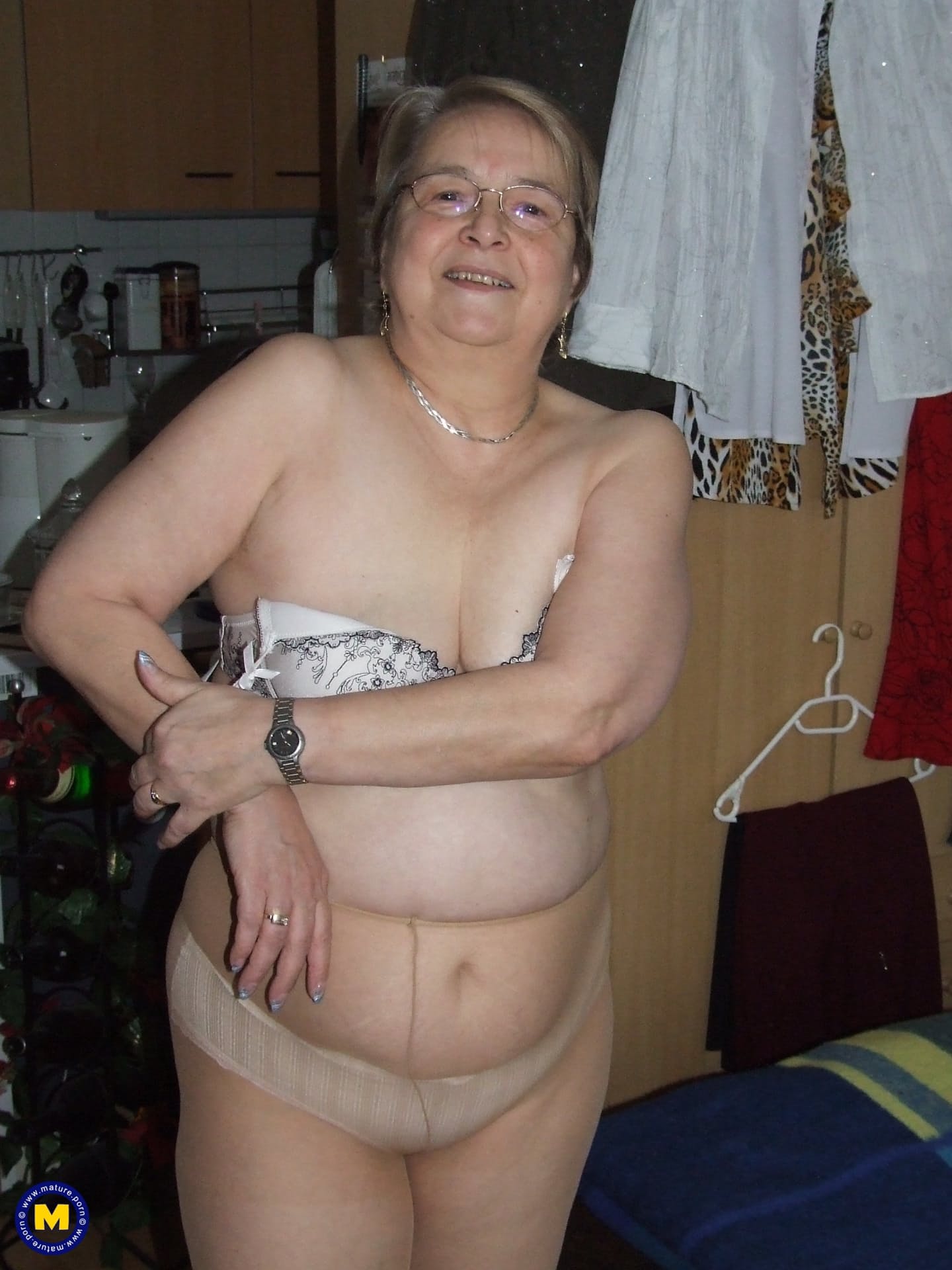 欧洲胖婆婆 Sybille 脱掉衣服和肤色紧身衣