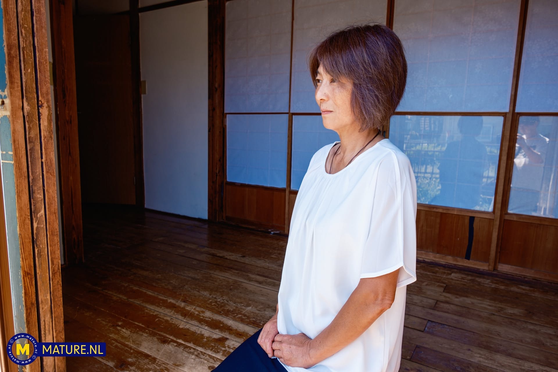 亚洲老太藤原麻美在地板上脱光衣服与男人对打