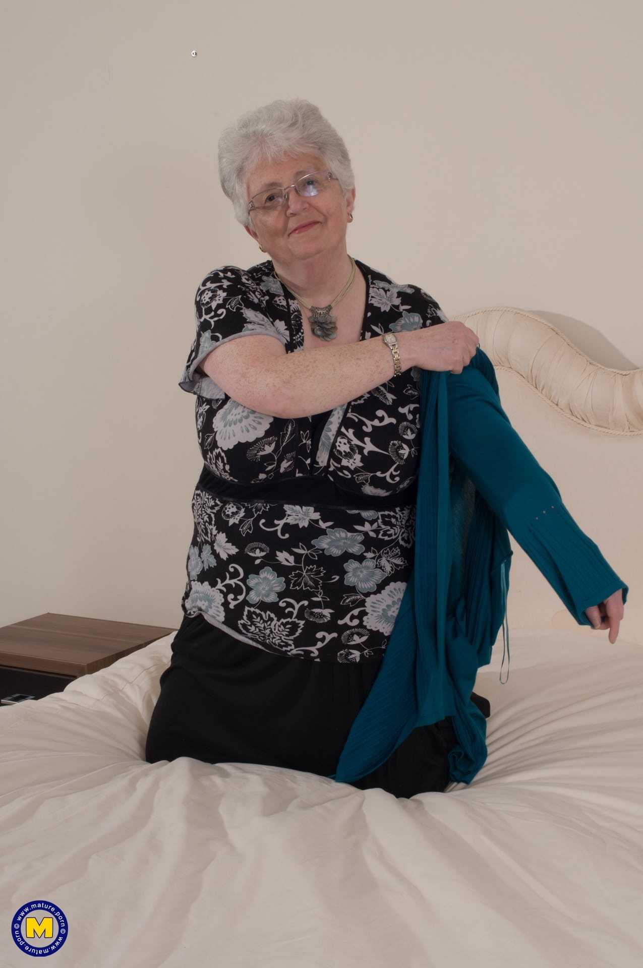淫荡奶奶 Caroline V 在床上抚摸她的大乳房和玩弄她的肥逼