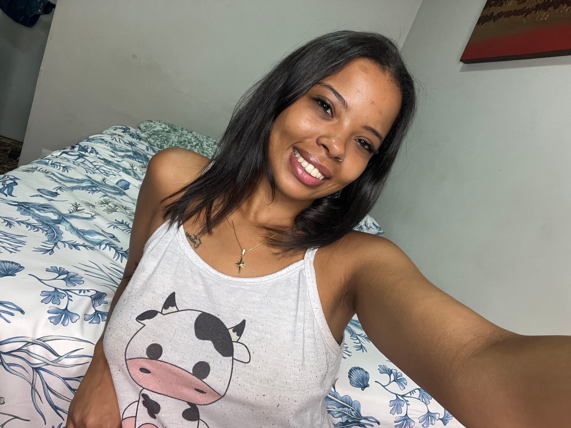 OnlyFans辣妹拉丁裔玛丽安娜（Marianaa）在一段合集视频中展示了她的深V领口和丰臀