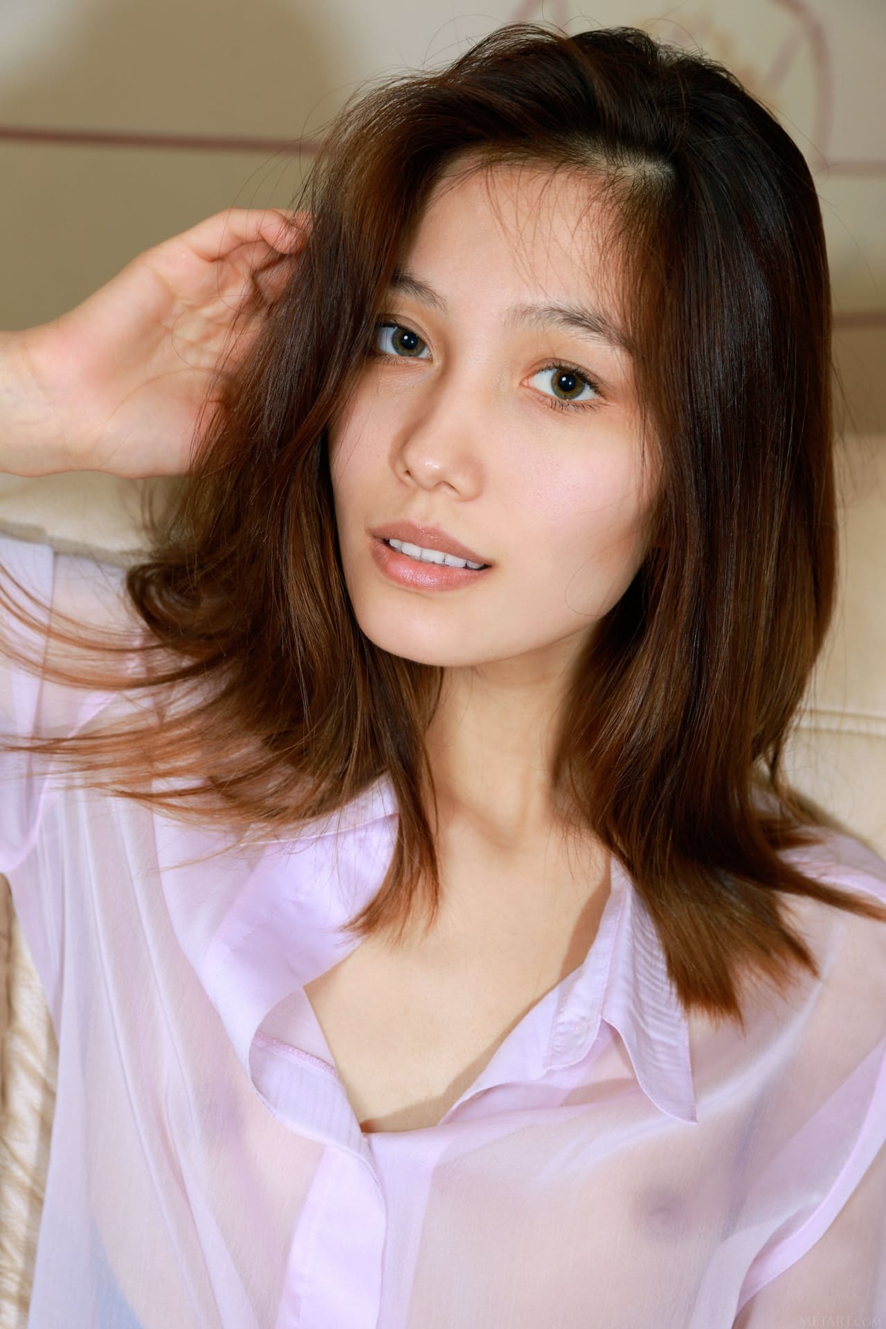 可爱的俄罗斯少女 Anna Aki 用瘦弱的身体、小巧的乳房和双脚挑逗观众