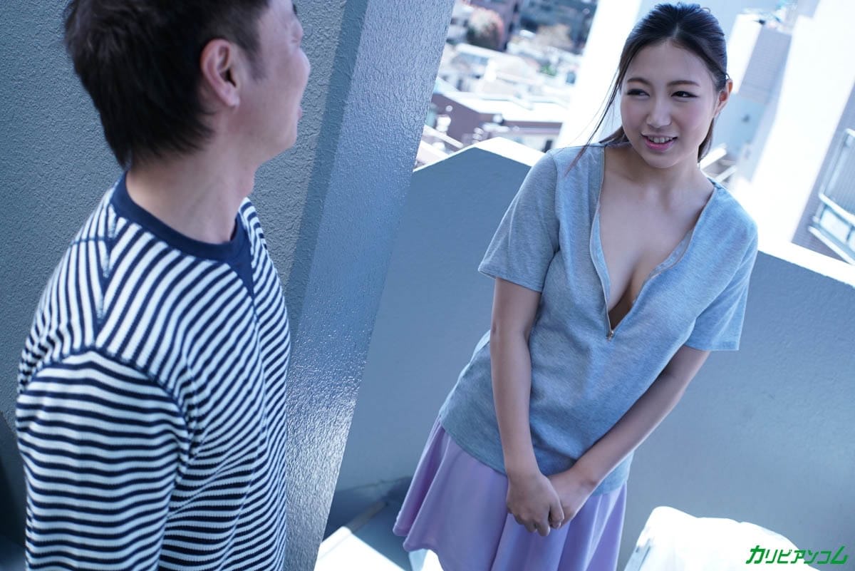可爱的日本阔少佐仓奈奈在床上脱衣服并享受传教士式的性爱