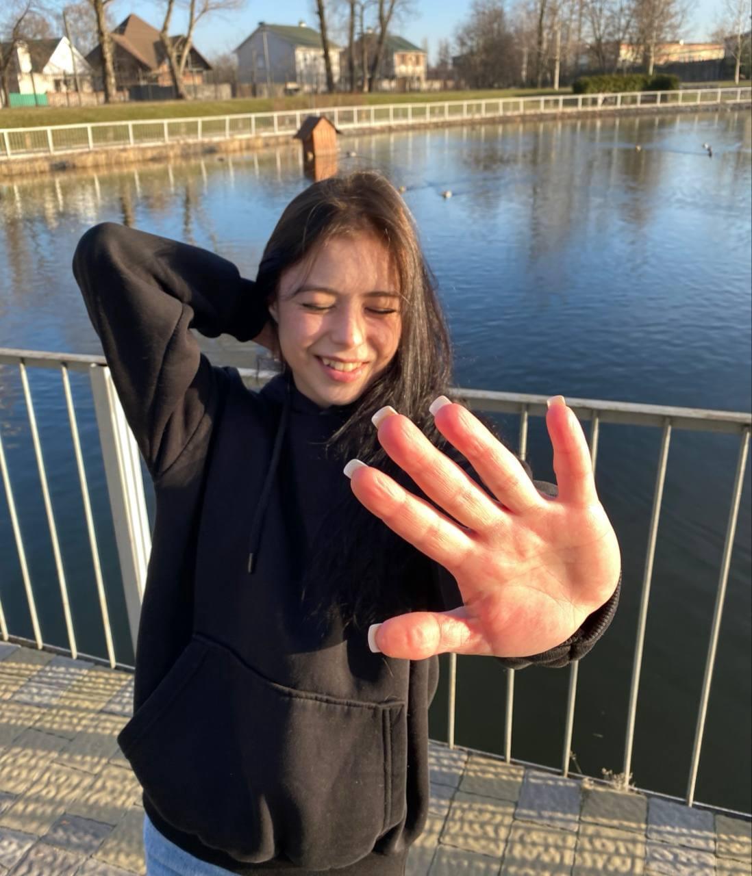 黑发美少女莫莉-罗换上星期三亚当斯造型