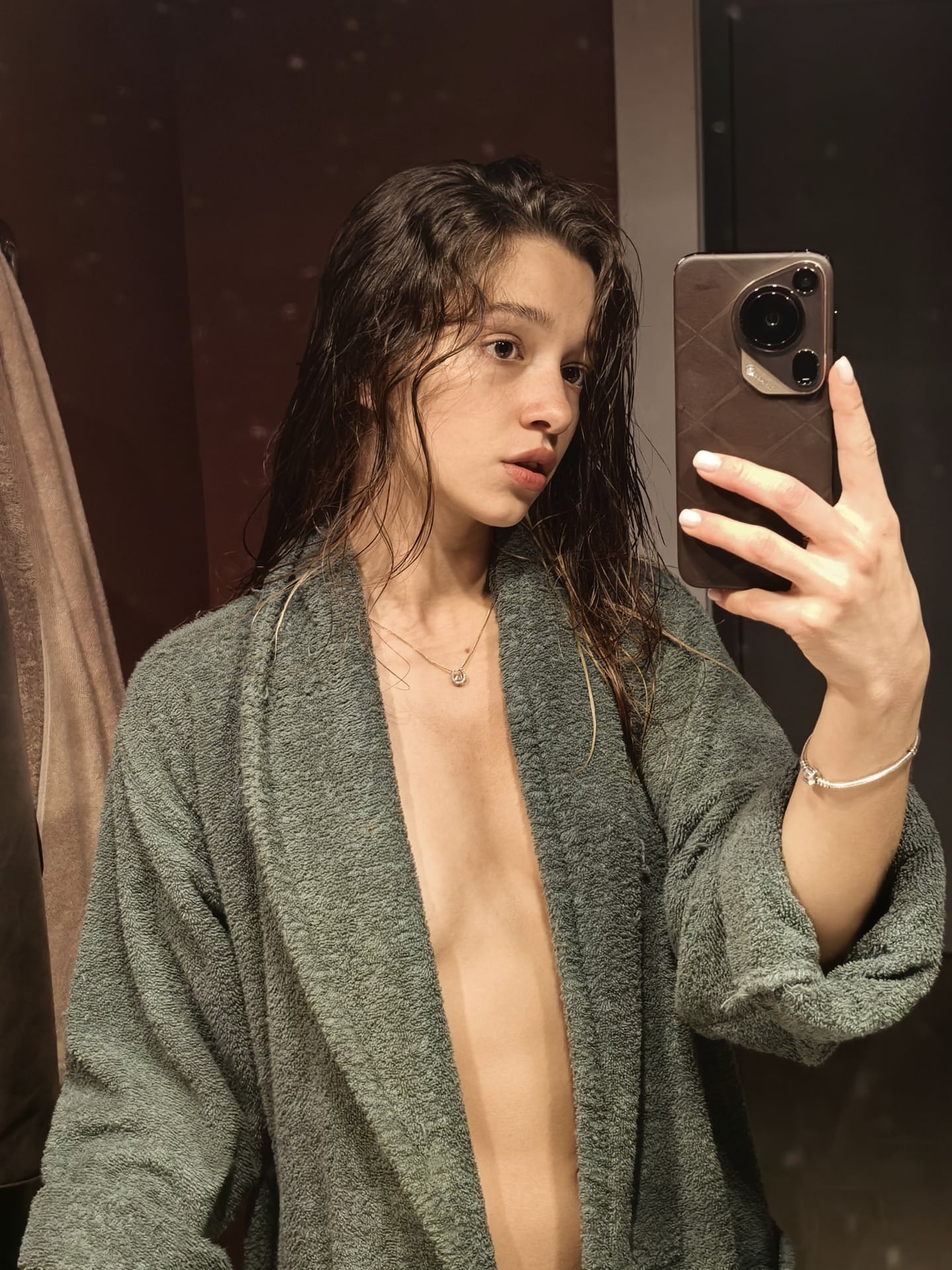 娇小少女小诗在镜前自拍时展示了她的小巧双峰