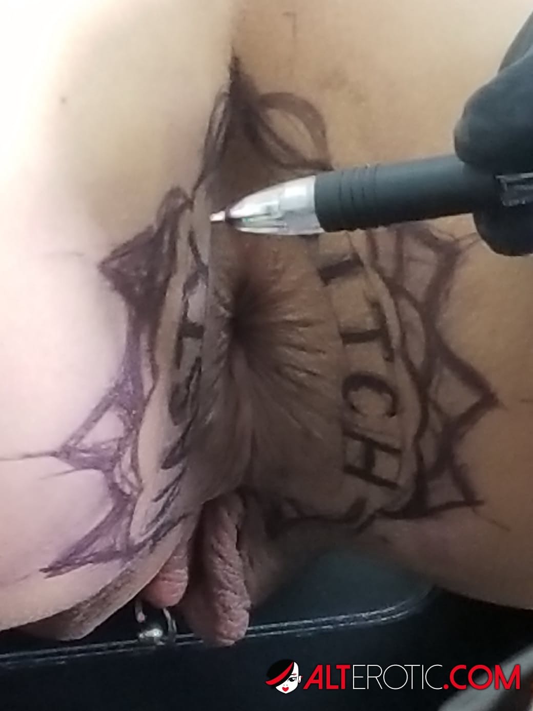 拉丁裔小妞Kitty Jaguar在被操之前，先在屁股上刺了个纹身