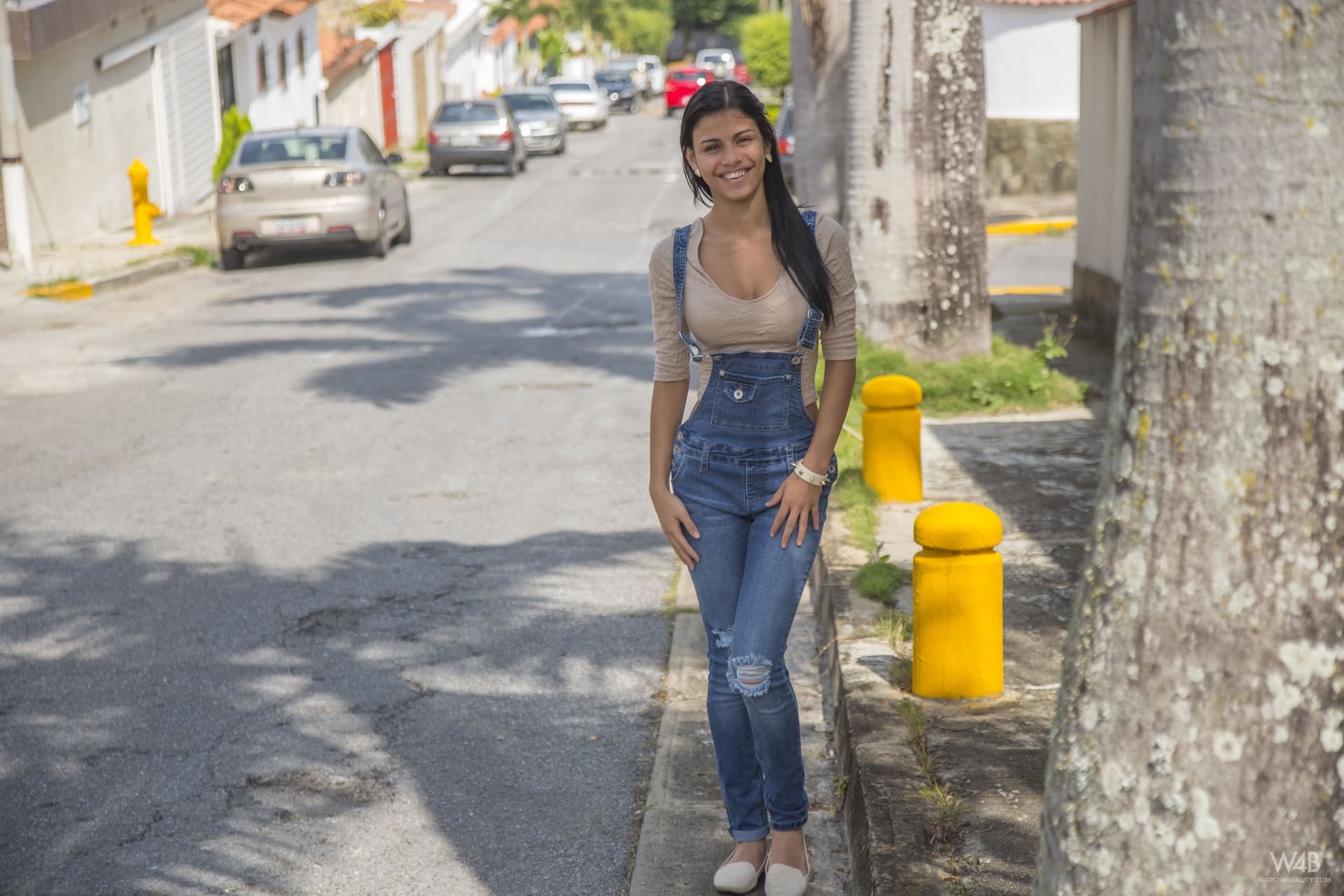 拉丁甜美少女 Denisse Gomez 穿着牛仔裤展示迷人身材