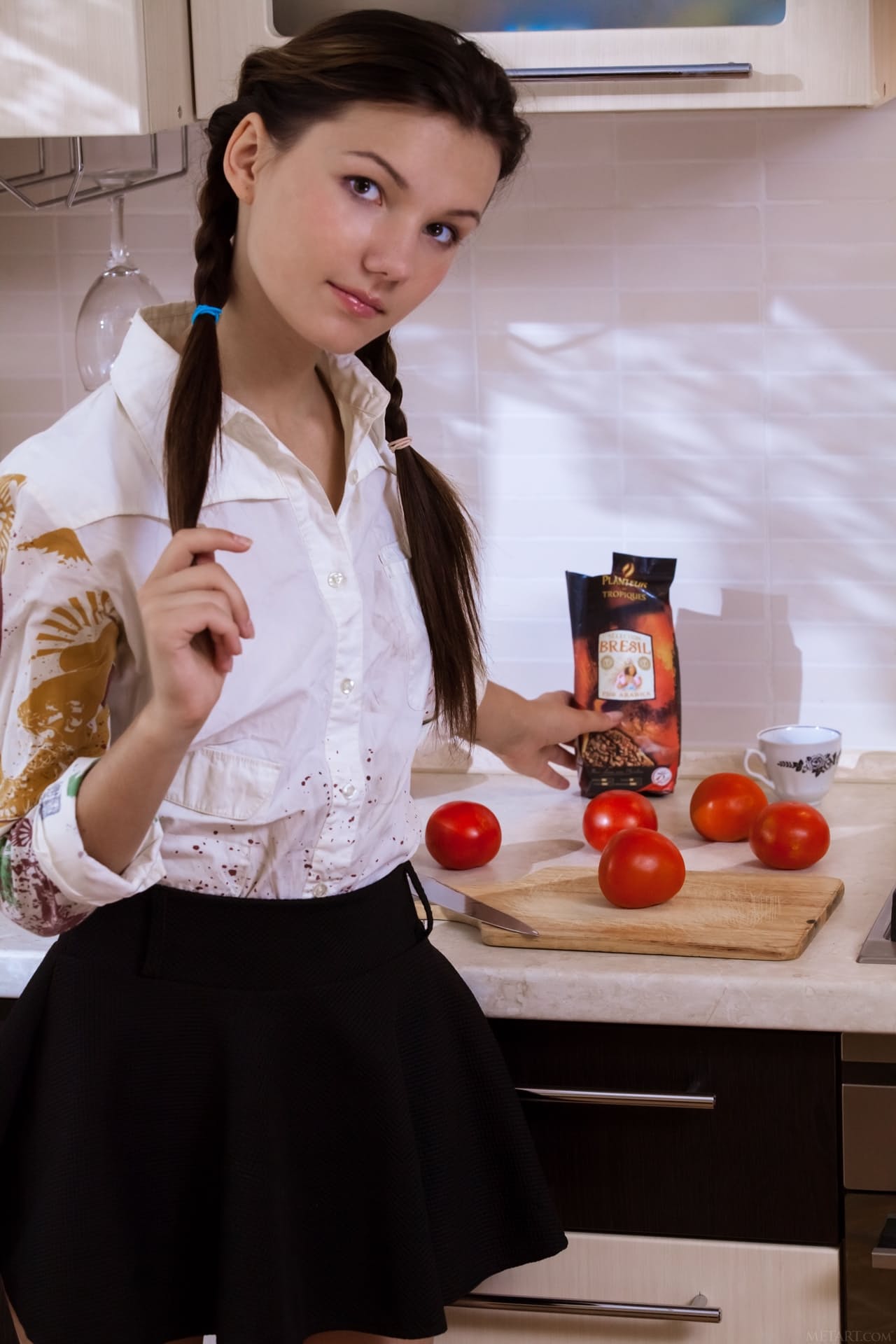 漂亮女孩 Iva 在厨房脱光衣服，露出毛茸茸的胯部
