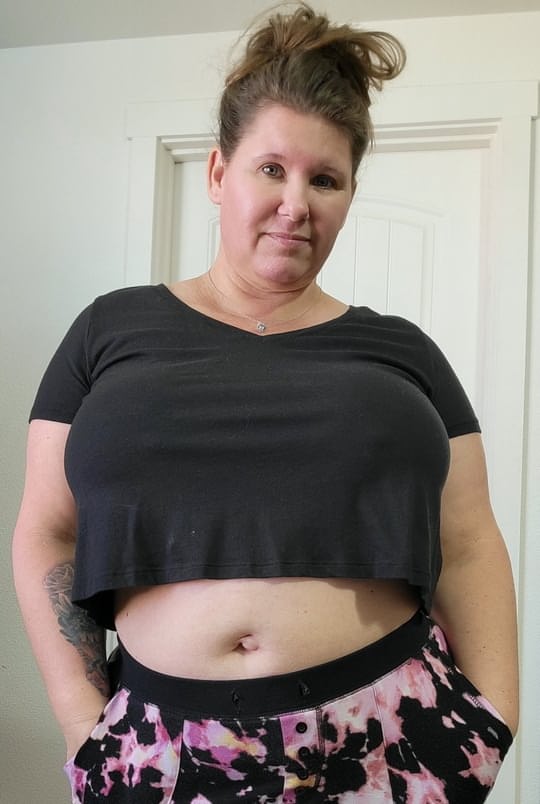 业余肥婆 Kris Ann 在铺有地毯的地板上全裸脱衣