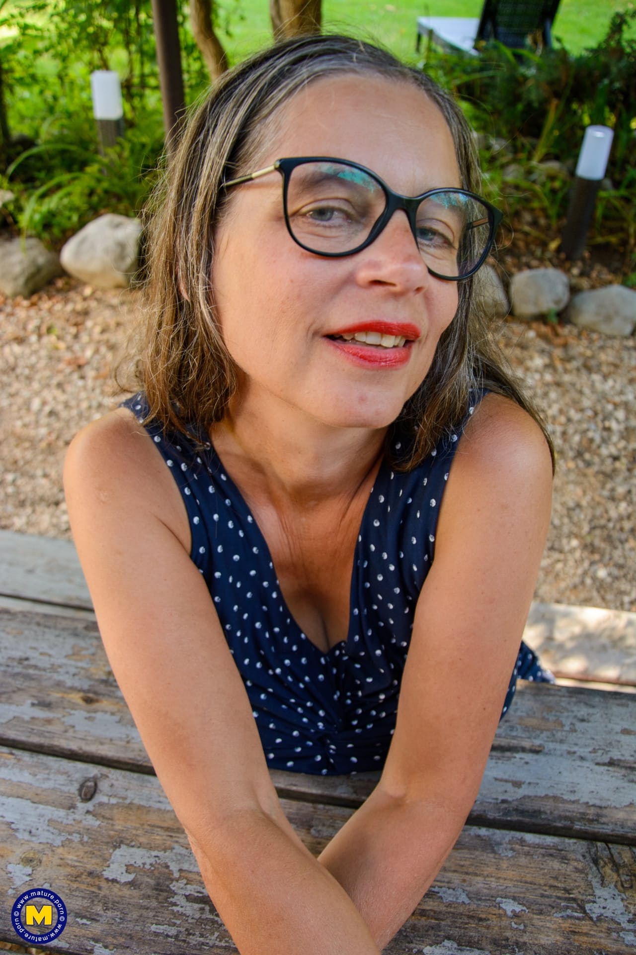 戴眼镜的下流 GILF 丰满的蒂娜在户外尽情展示她令人惊叹的大奶子和大屁股