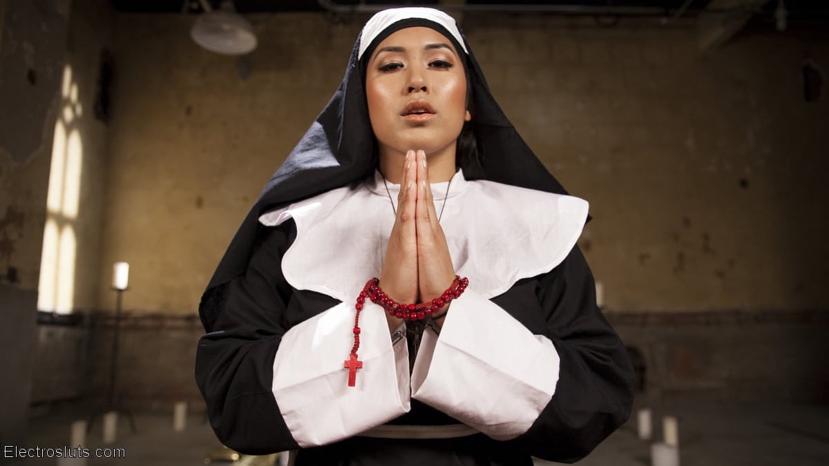 淫荡的亚洲尼姑米娅-李和饥渴的索菲亚-洛克脱掉衣服，穿着内衣摆姿势