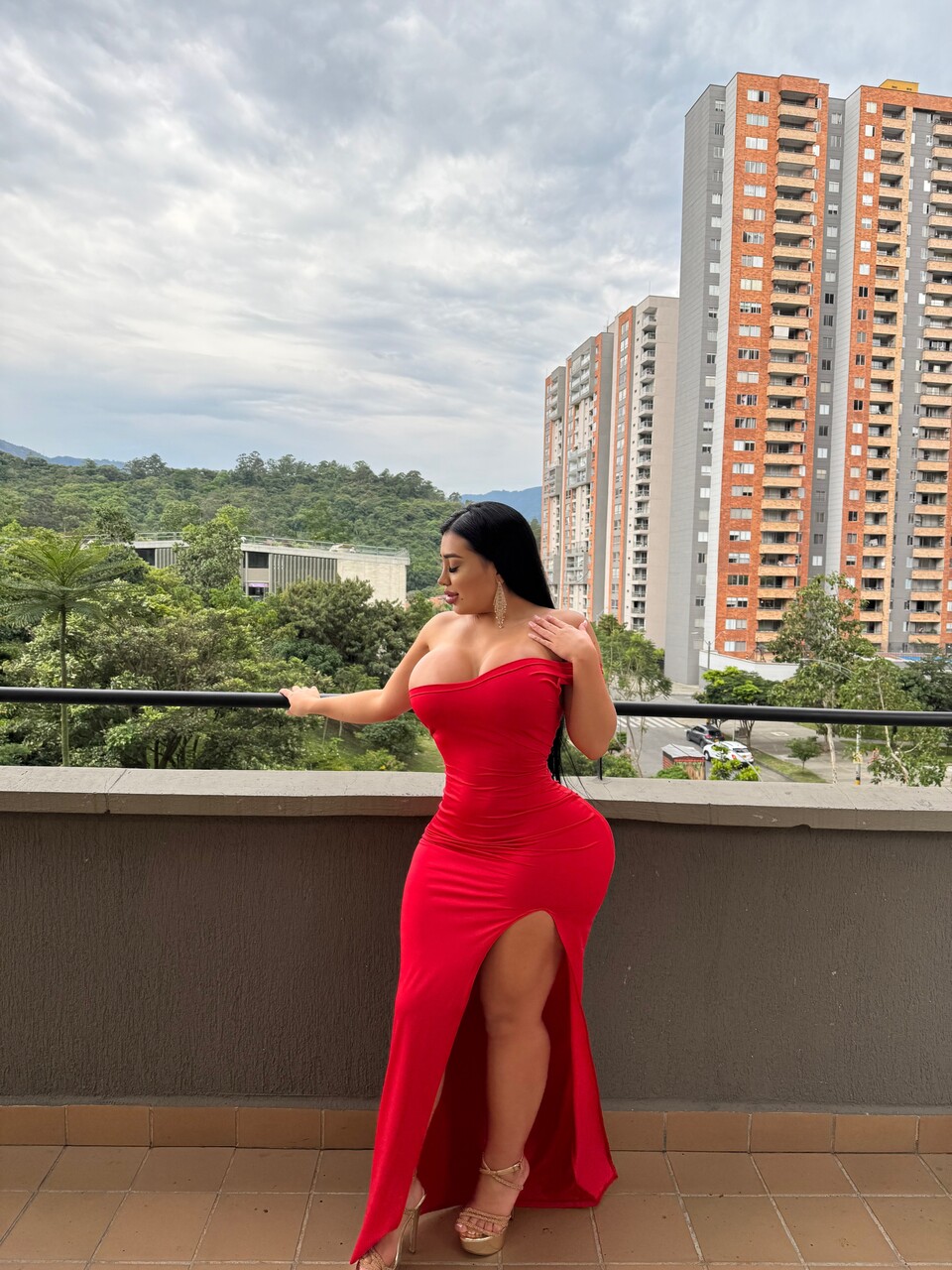 Hot Latina chick with a huge ass takes selfies in a variety of outfits