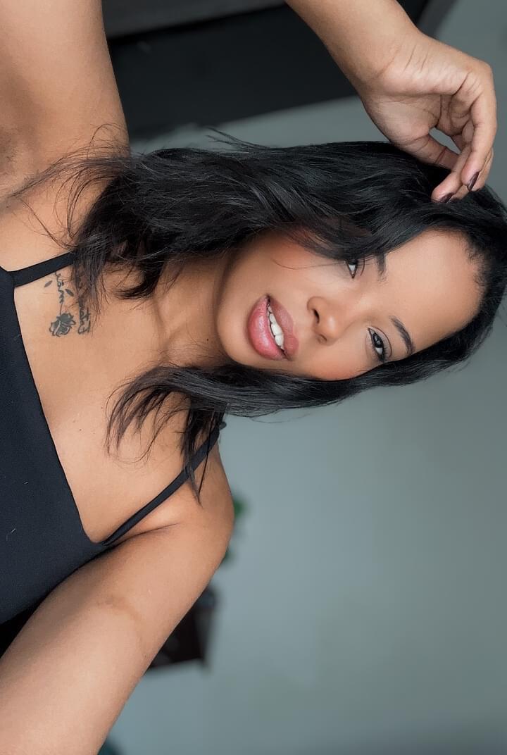 OnlyFans辣妹拉丁裔玛丽安娜（Marianaa）在一段合集视频中展示了她的深V领口和丰臀