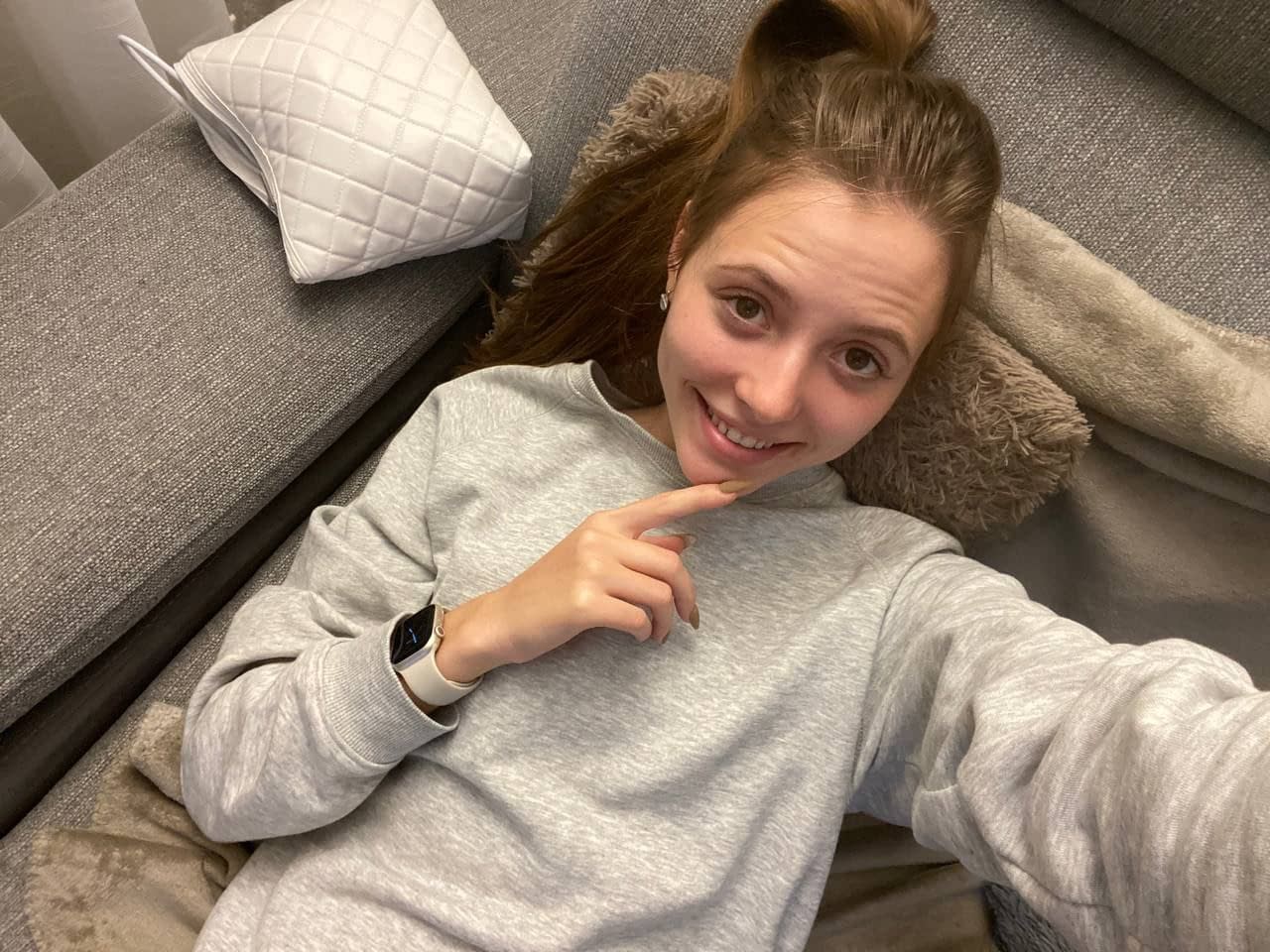 一位长发业余女孩身着各式服装自拍